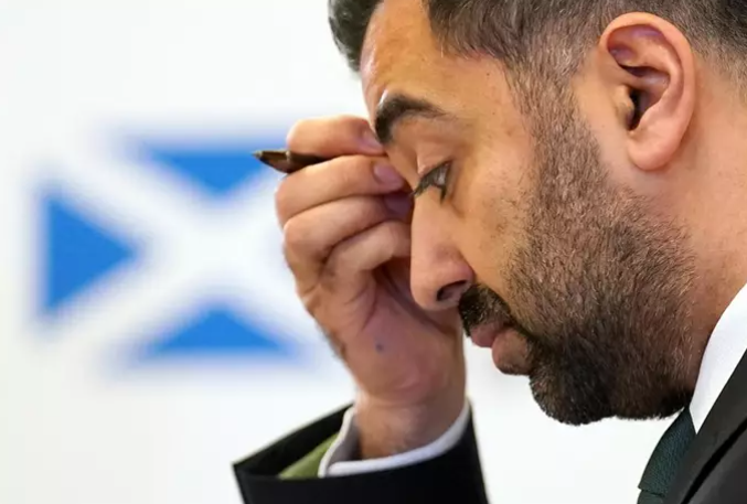 El ministro principal de Escocia dimite tras la ruptura de la coalición de Gobierno