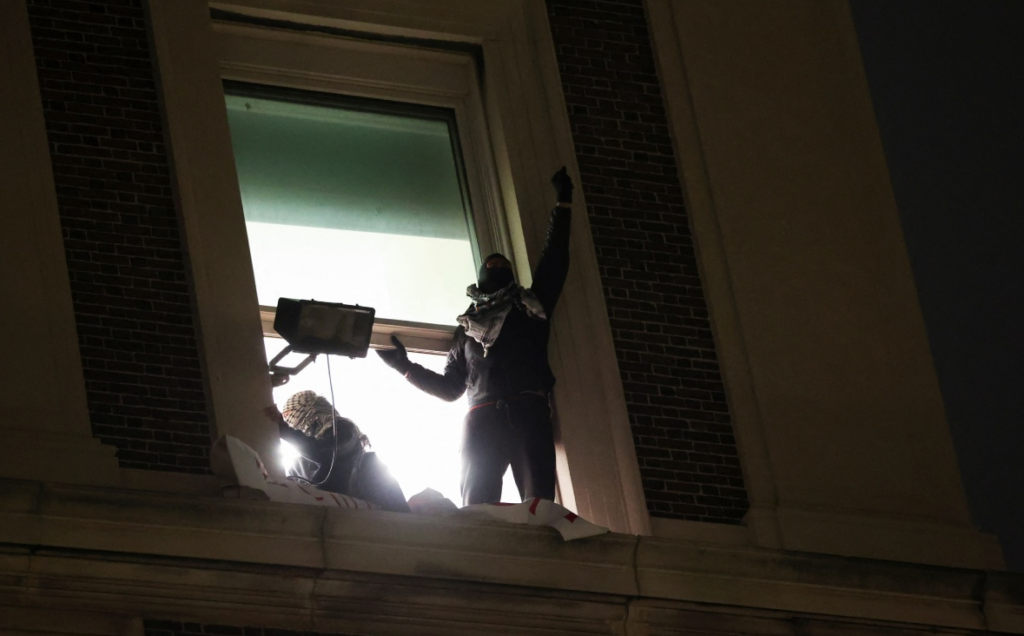 Manifestantes propalestinos toman edificio de la Universidad de Columbia