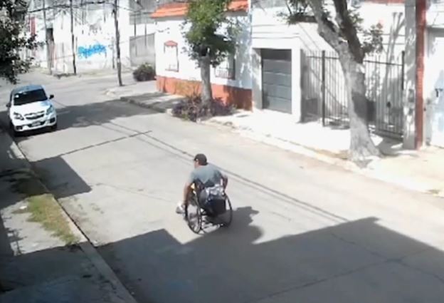 VIDEO: Ladrón en silla de ruedas se lleva medidor de agua de una casa