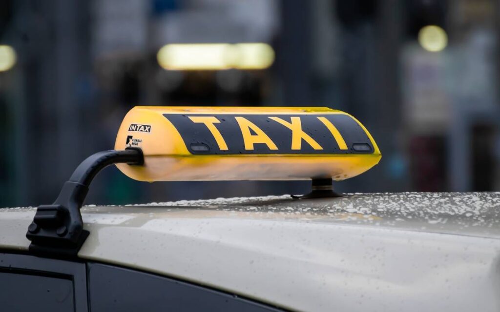 VIDEO: Taxista se olvida que traía pasaje y se va a descansar a su casa