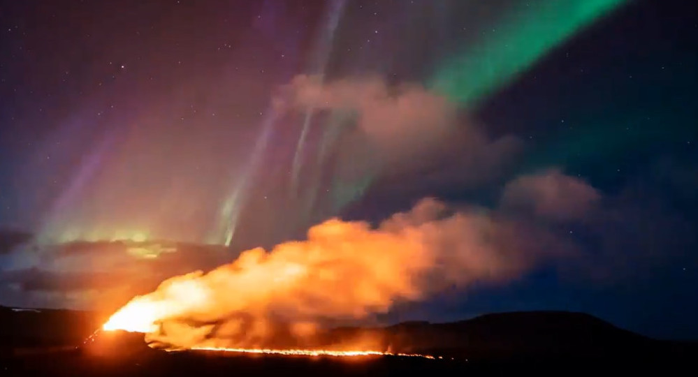 VIDEO: Volcán entra en erupción bajo una aurora boreal en Islandia