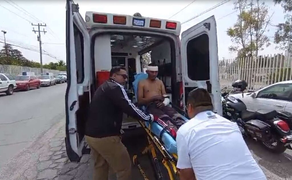 Joven intoxicado recibe varios machetazos; lo trasladan a un hospital