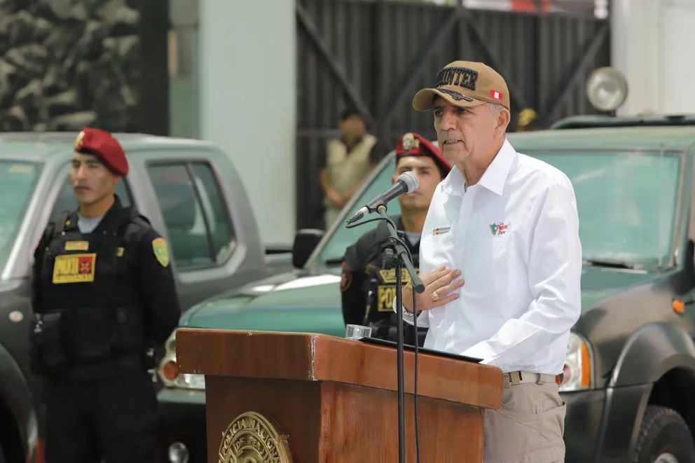 Ministro del Interior de Perú renuncia en medio de investigación a Boluarte