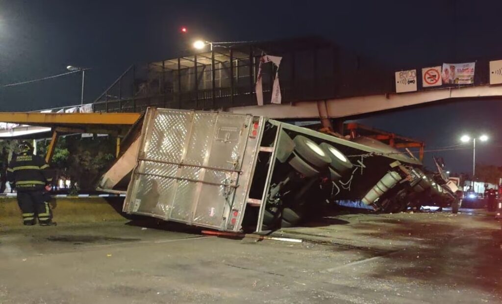 Muere chofer de tráiler que volcó en vías del Metro CDMX