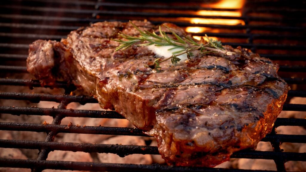 Denuncia a sus vecinos por asar carne en Viernes Santо: «es pecado»