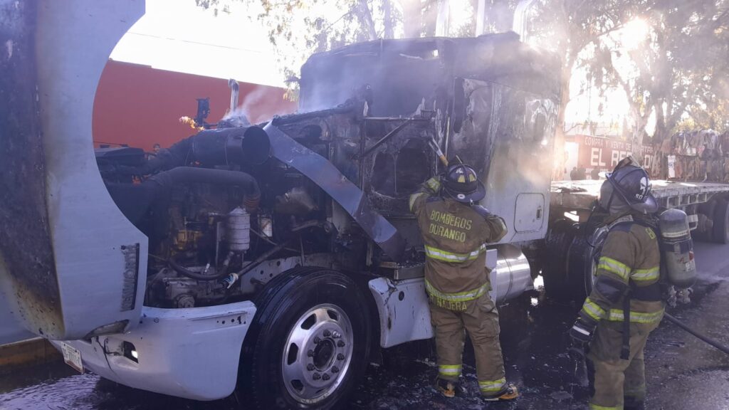 Incendio consumió totalmente un tractocamión (video)