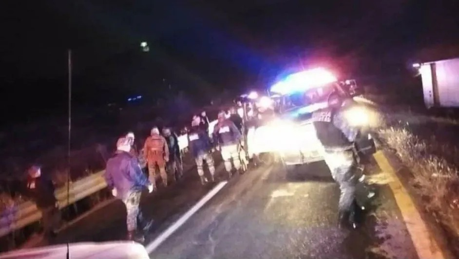 Hombre mata a mujer y fallece en accidente de tránsito en su intento de escapar en Hidalgo