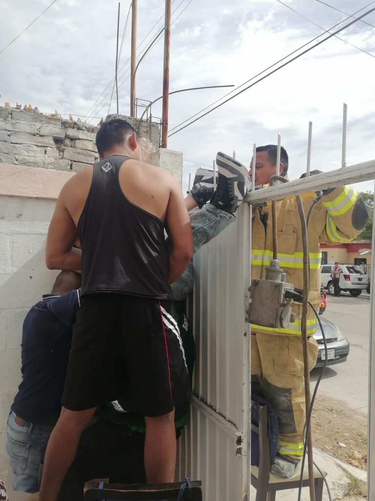 Brincaba barda y quedó ensartado en varilla