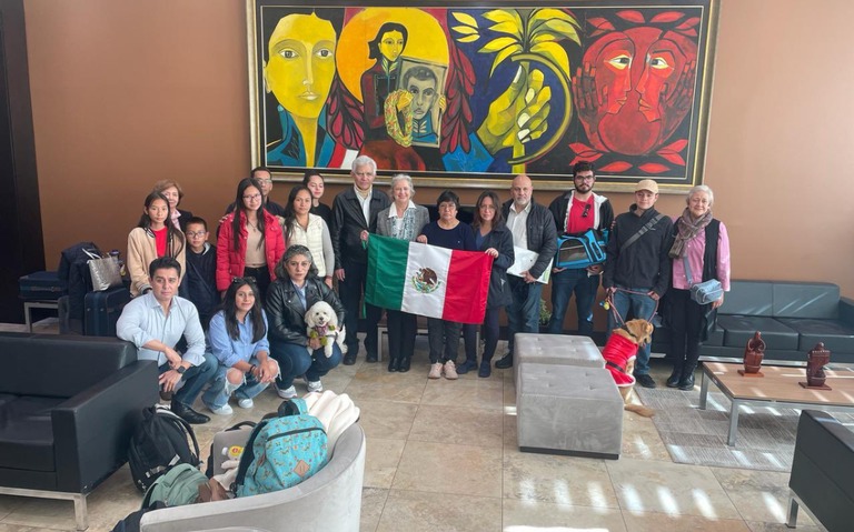 Diplomáticos regresan a México tras asalto a Embajada en Ecuador