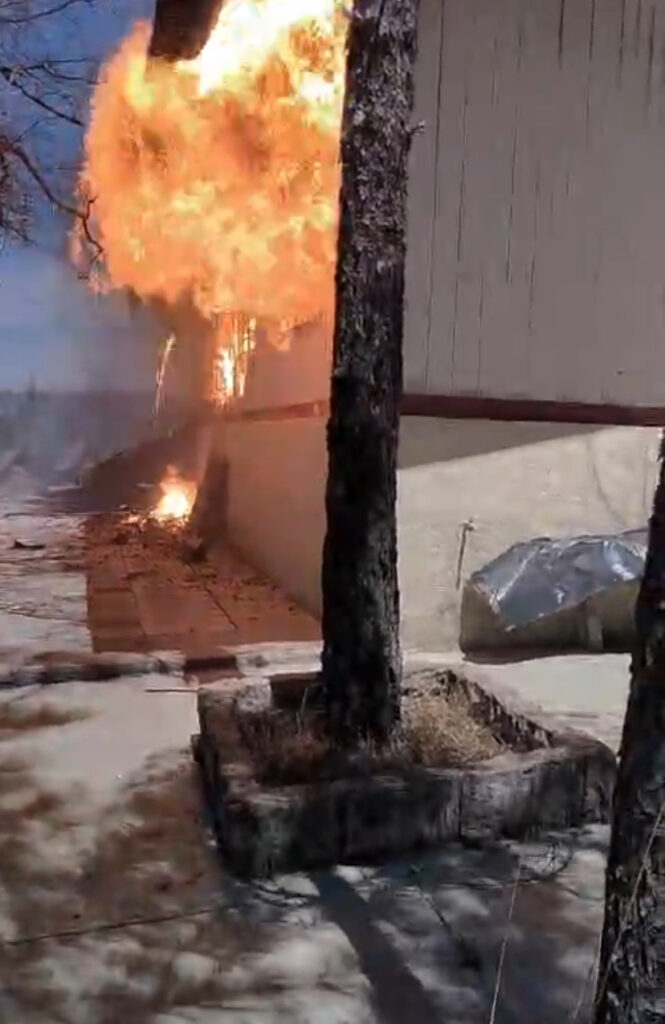 Voraz incendio consume casas en El Soldado (videos)