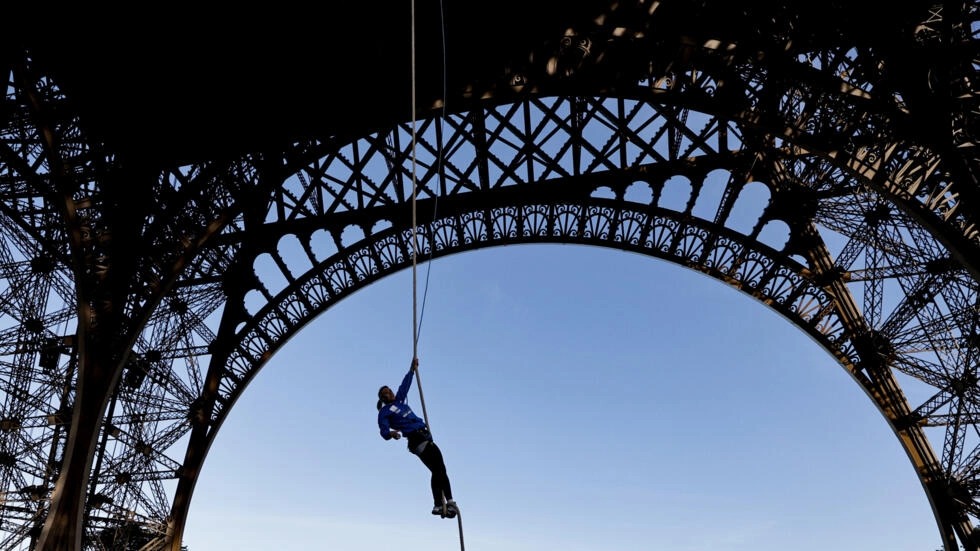 Mujer sube en cuerda Torre Eiffel y rompe récord