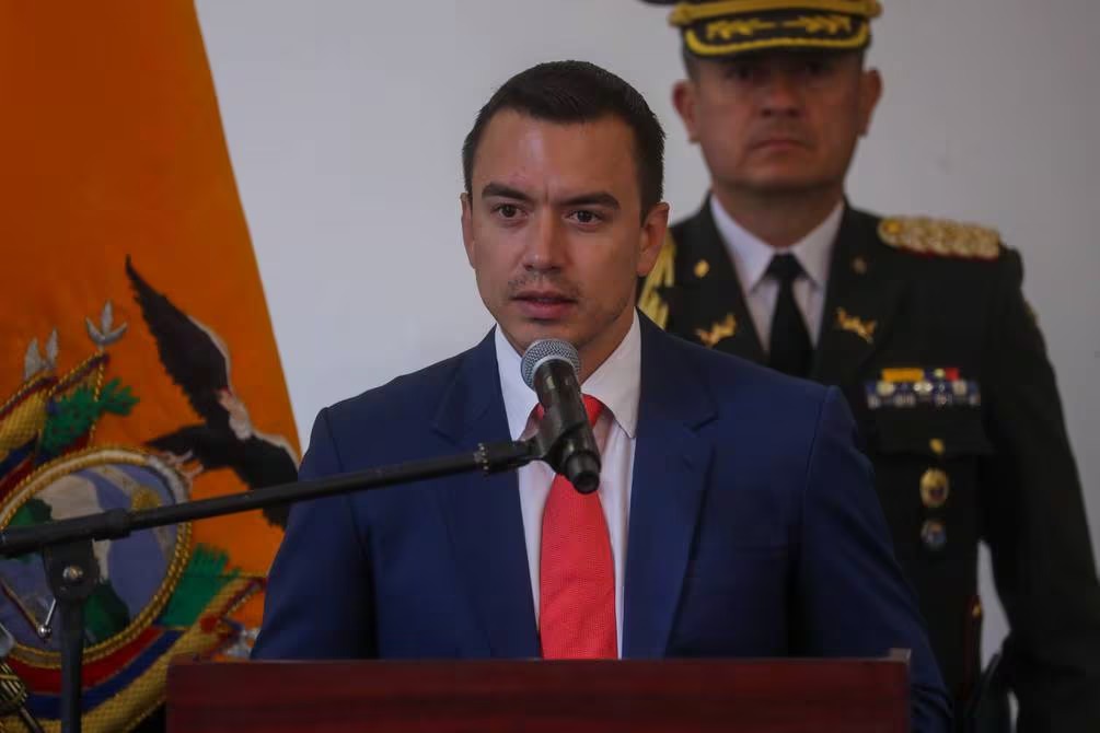 Noboa sale de Ecuador a EU en medio de la crisis con México