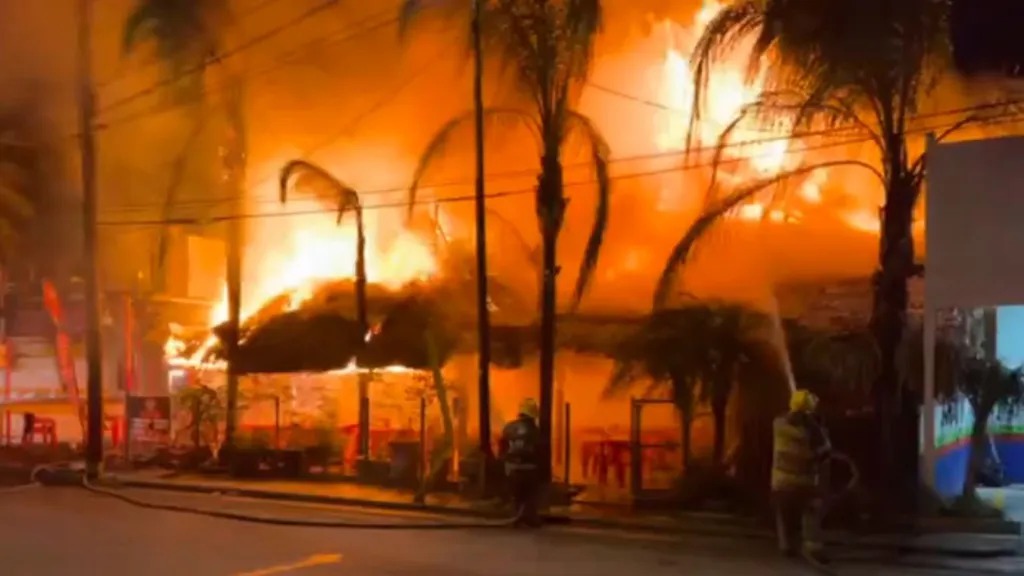 VIDEO: Aficionados de Monterrey incendian restaurante en Escobedo tras Clásico Regio