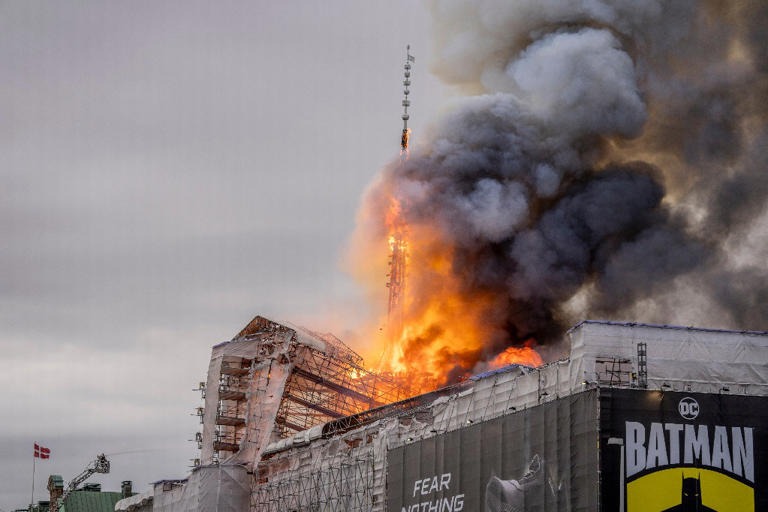 Incendio en Bolsa de Copenhague aún no se controla; bomberos trabajan a marchas forzadas