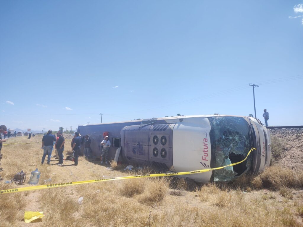 Encontronazo de autobús y tráiler dejó 2 muertas y 9 heridos