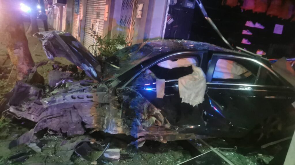 Menores en auto tumbaron cámara, semáforo y se metieron a negocio