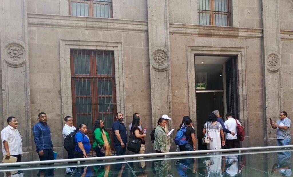 Concluye reunión de AMLO con gobernadores y CNTE