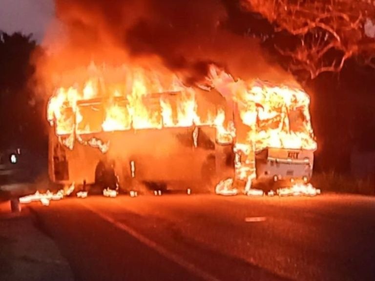 VIDEO: Hombres armados asaltan y queman autobús de pasajeros en Tabasco