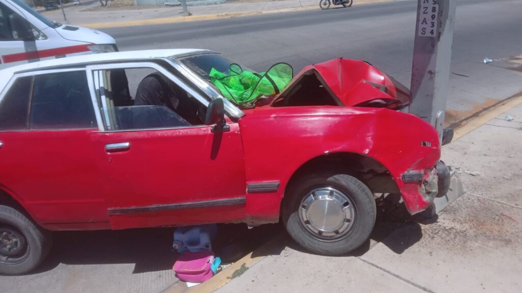 Familia lesionada al chocar en auto contra poste