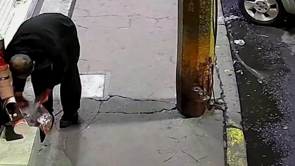 VIDEO: Hombre roba croquetas a perrito de la calle en Texcoco