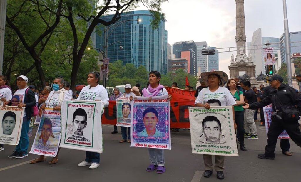 Padres de normalistas de Ayotzinapa marchan en CDMX; buscan reunión con AMLO