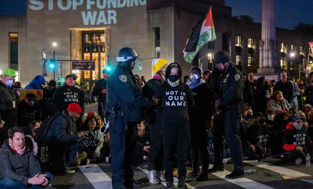 100 manifestantes detenidos en Universidad de Boston; son propalestinos