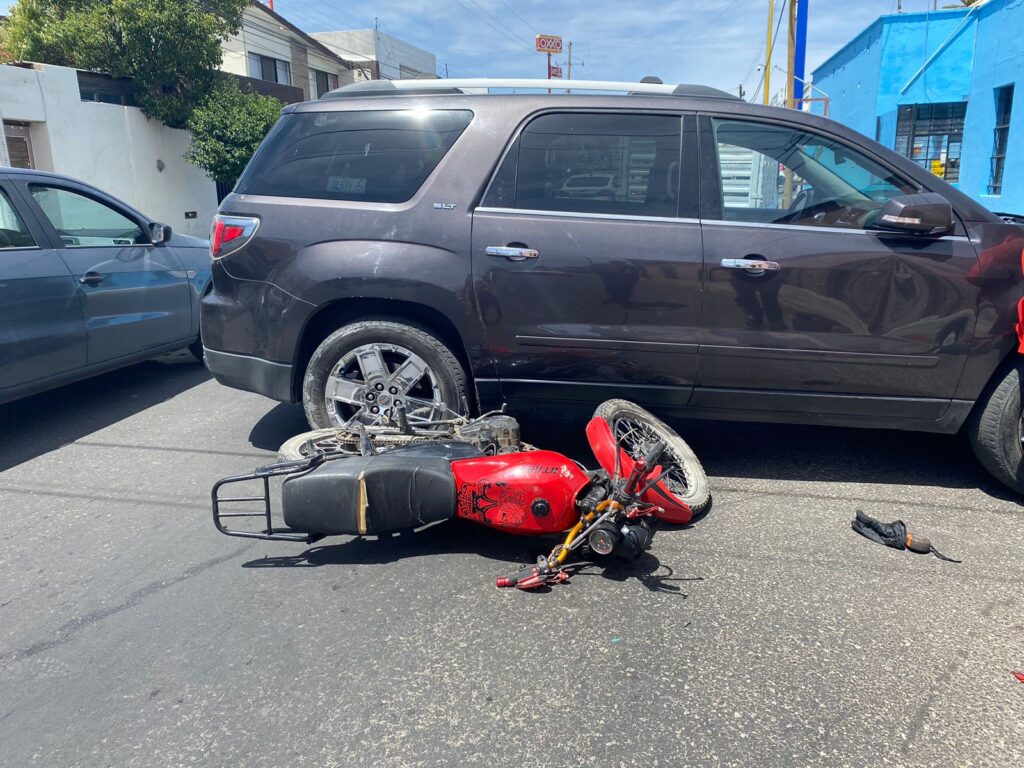 Mujer no hizo alto y la chocó motocicleta (videos)