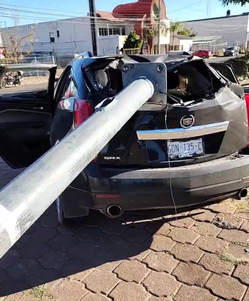 Chocaron cuatro vehículos que derribaron postes y semáforo (video)