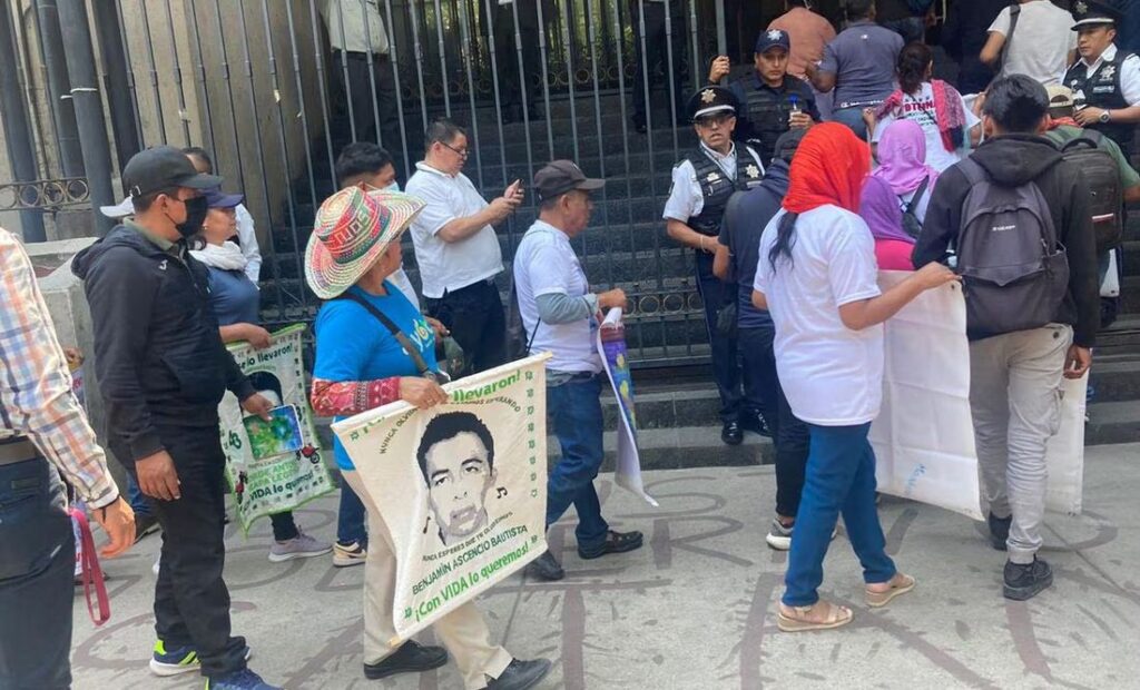 Padres de los 43 normalistas de Ayotzinapa sostienen reunión con fiscal especial