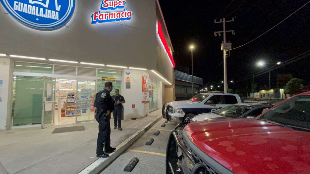 Toman de rehenes a 2 empleadas de una farmacia durante asalto; detienen a los sujetos
