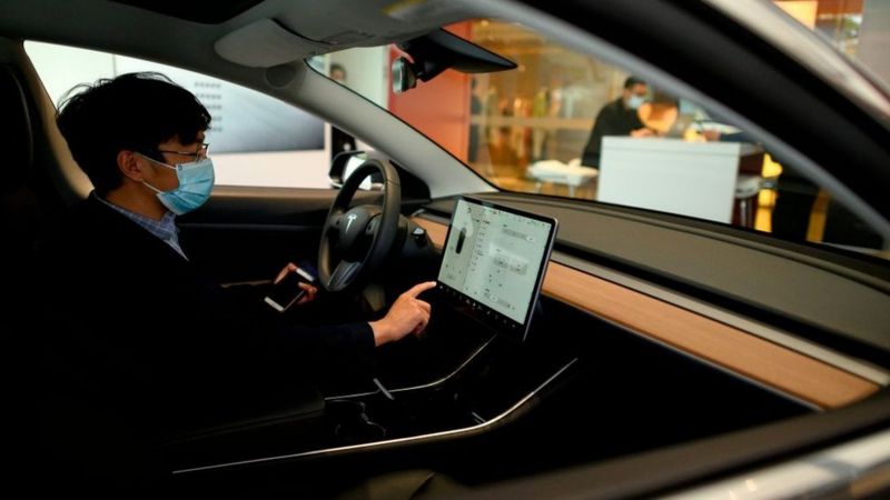 ¡Insólito! Hombre es captado haciendo ‘el delicioso’ con un Tesla en Corea del Sur