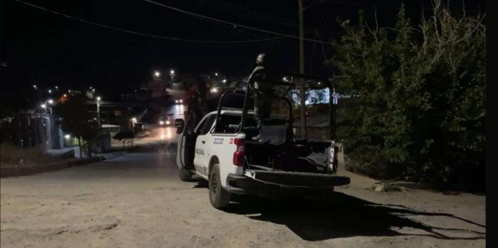 Hallan a un hombre ejecutado en la vía pública; presentaba múltiples disparos
