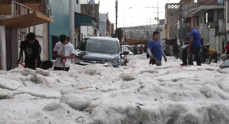 Árboles y postes caídos, así como viviendas afectadas tras granizada en Puebla