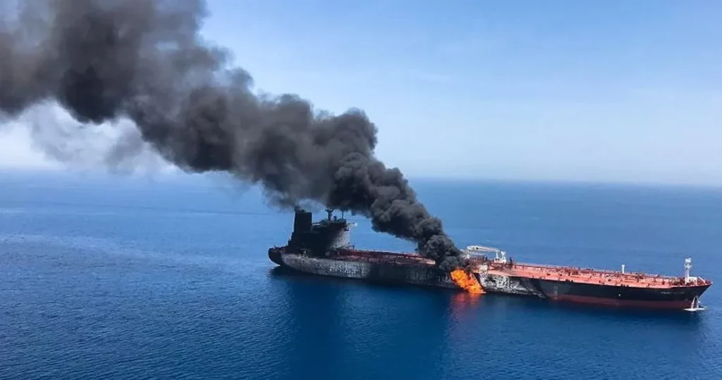 Barco petrolero de Panamá sufre ataque frente a costas de Yemen