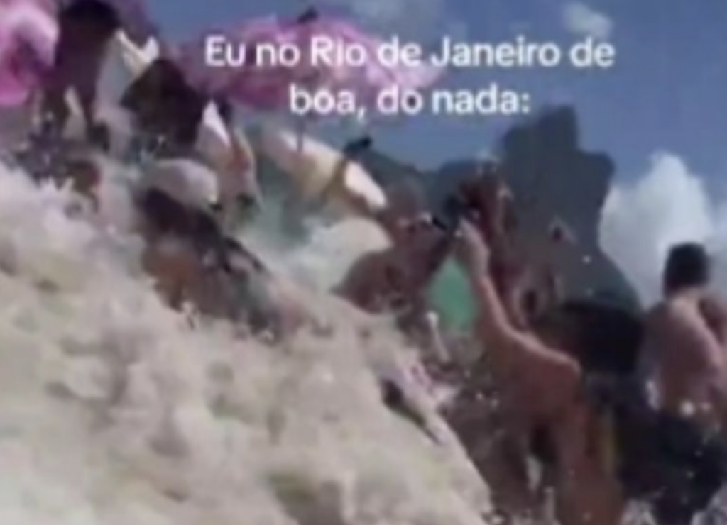 Una ola de tres metros sorprendió a los bañistas en una playa de Río de Janeiro