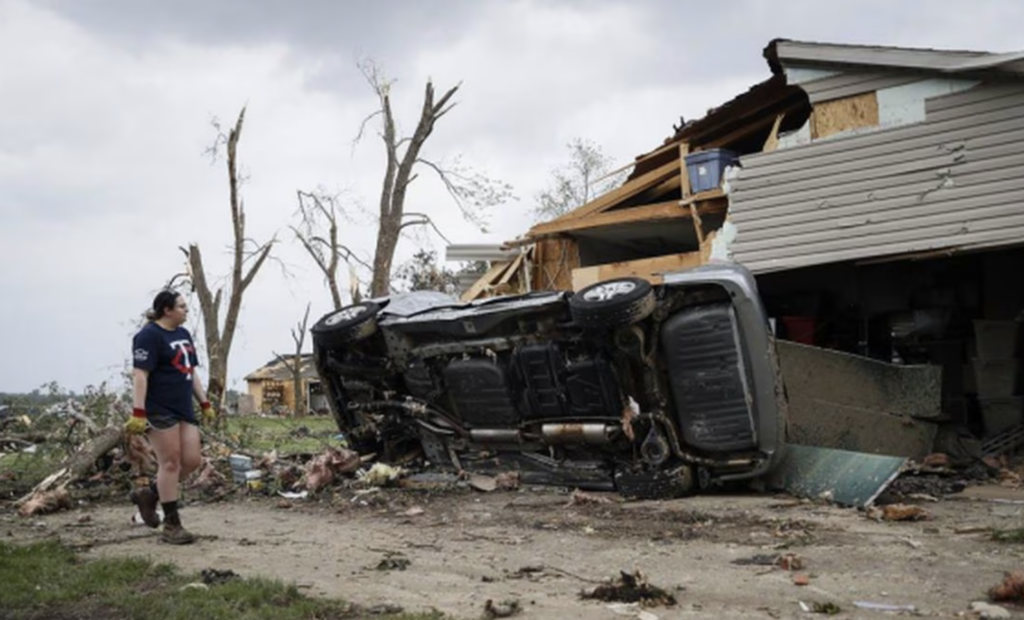 Clima extremo azota EE.UU.: Víctimas mortales y alertas extendidas por tornados.