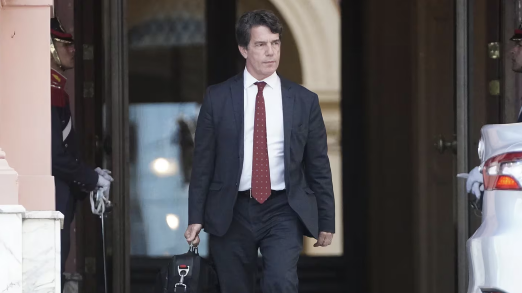 Altos funcionarios de Argentina discuten la huelga general y la diplomacia internacional en ausencia del presidente Milei