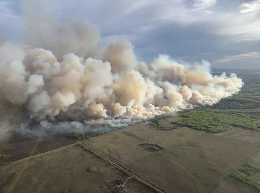 Incendios devastadores azotan el oeste de Canadá, provocando evacuaciones masivas