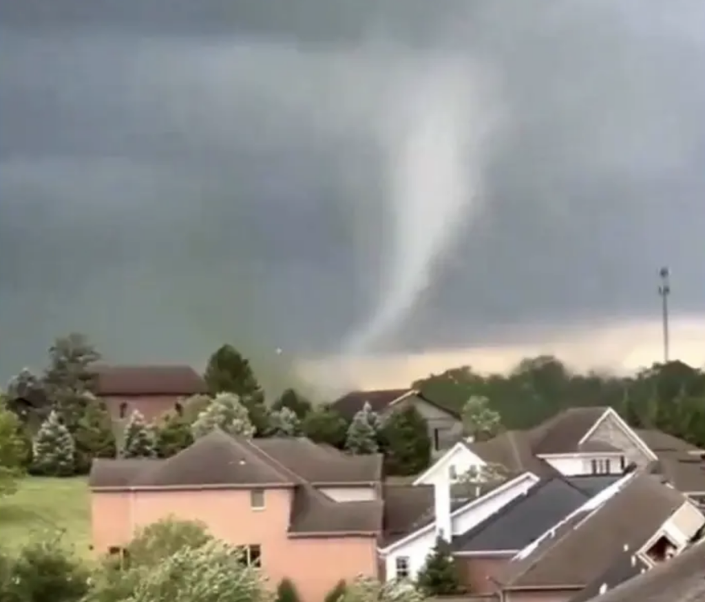 Testigos capturan el  instante en que un tornado irrumpe en una iglesia de Pensilvania, Estados Unidos