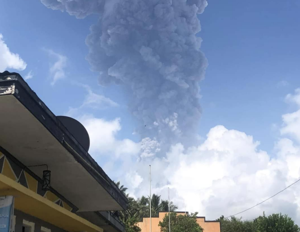 Erupción volcánica en Indonesia: Desalojan 7 pueblos tras actividad del monte Ibu
