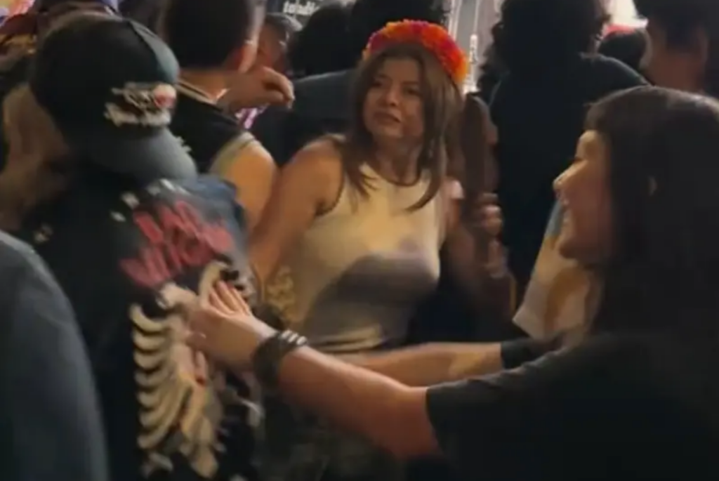 Mujer da chanclazos y empujones durante concierto de rock; se vuelve viral