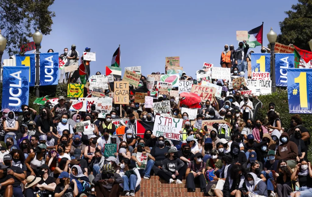 Detienen estudiantes en la UCLA por romper toque de queda tras protestas por Gaza
