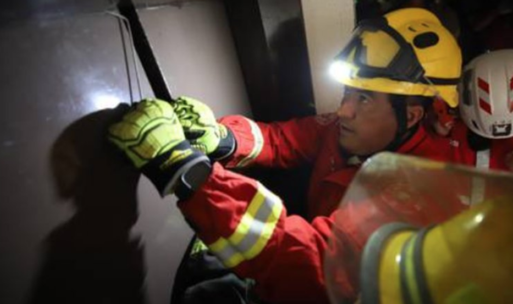El ascensor del hotel se desploma desde el quinto piso con 10 jóvenes deportistas a bordo