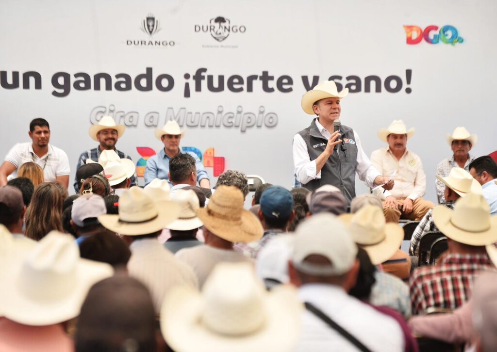 Ganado de Durango en riesgo por olas de calor; Esteban y Toño entregan suplemento