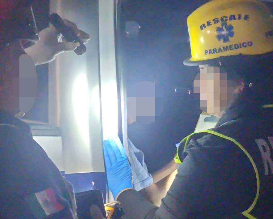 La abandonan golpeada, con la cabeza encintada y un mensaje en el pecho; fue su padrastro y hermanastro