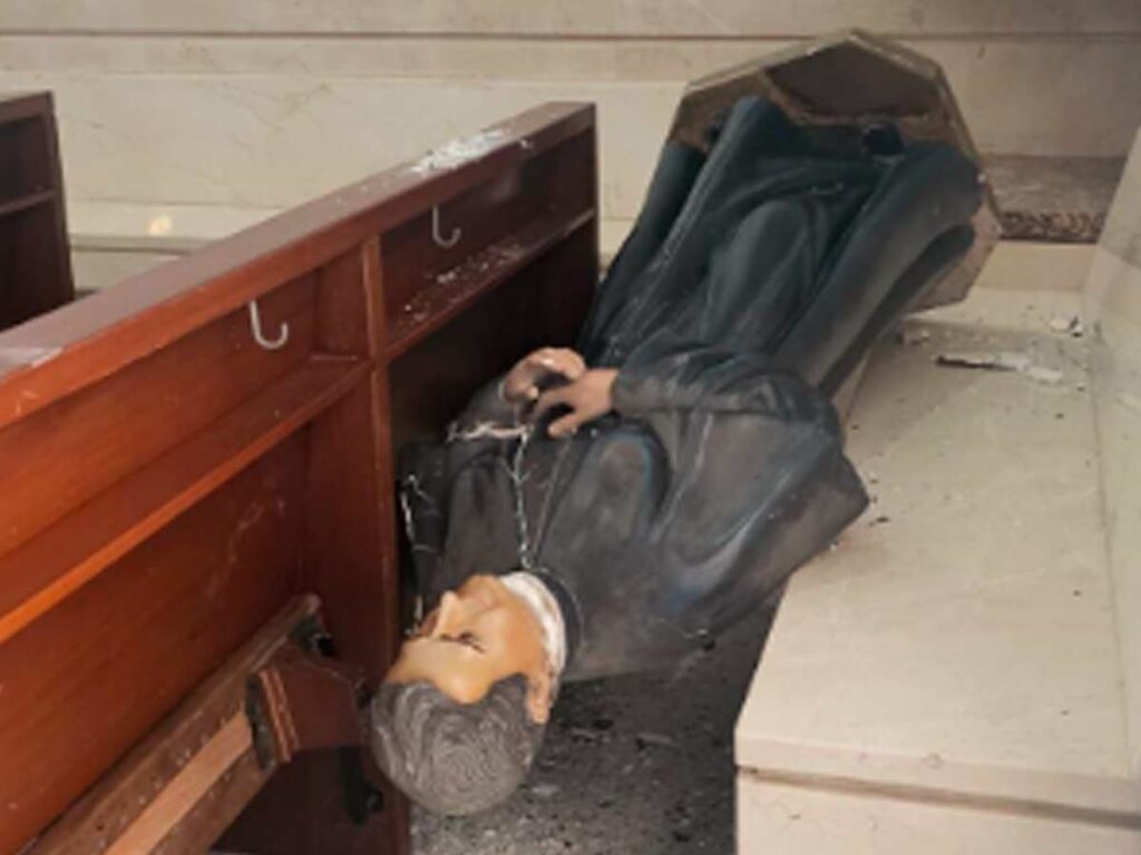 Hombre vandaliza iglesia en plena misa