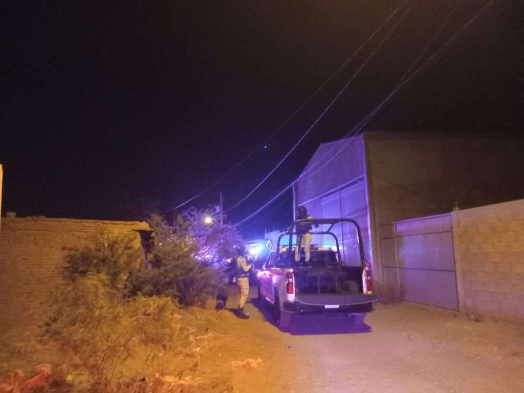 Pistoleros lo ejecutan afuera de una vivienda; recibió disparos en la cabeza y en el rostro