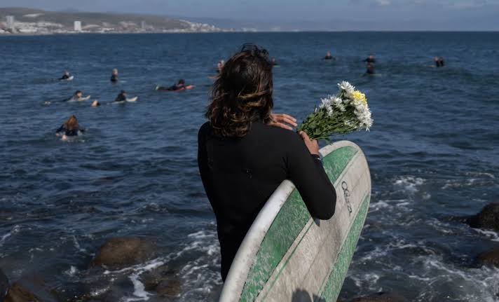 Recaudan fondos para gastos funerarios de los surfistas asesinados
