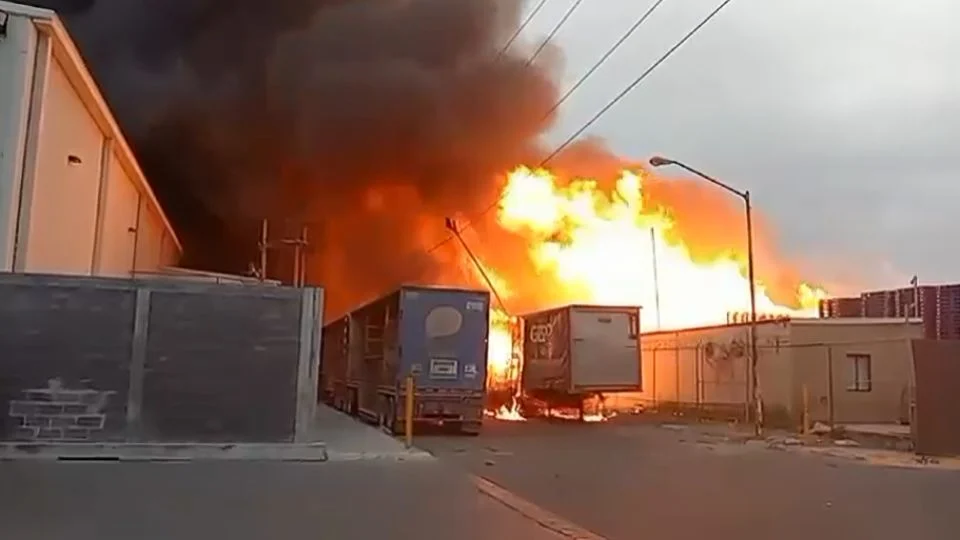 Incendio consume bodega en parque industrial de Apodaca