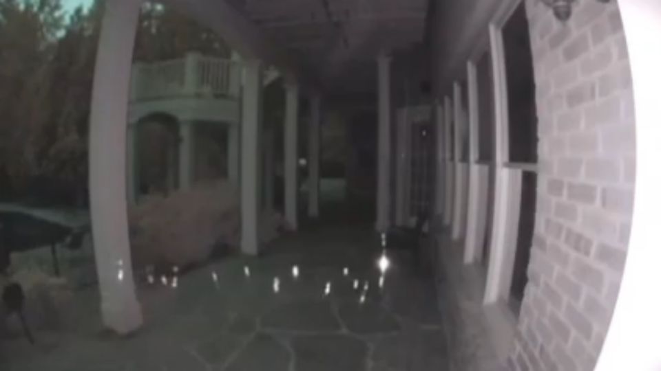 Entidades luminosas emergen frente a una residencia en Estados Unidos, desencadenando alarmas y activando cámaras de vigilancia